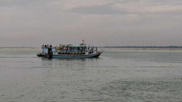 ৪৬ ঘণ্টা পর দৌলতদিয়া-পাটুরিয়া নৌরুটে লঞ্চ চলাচল শুরু