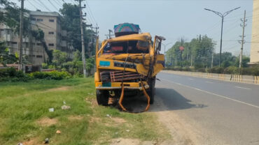 সাভারে যাত্রীবাহী বাসে ট্রাকের ধাক্কায় নিহত ২