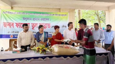 স্রোতে ভেসে গরু হারানো পরিবারগুলোর পাশে দাঁড়ালো জেলা প্রশাসন