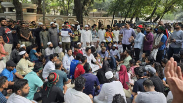 সকালেও চলছে যমুনার সামনে বিক্ষোভ