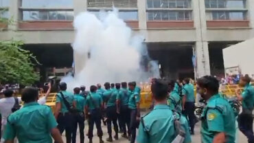 এনটিআরসিএ’র নিয়োগ প্রত্যাশীদের লং মার্চে সাউন্ড গ্রেনেড, লাঠিচার্জ