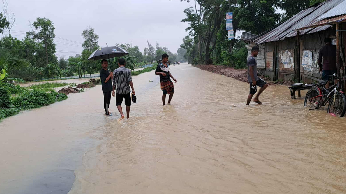 বাঁধ ভেঙে ফেনীর ২০ গ্রাম প্লাবিত, পরশুরাম সড়কে যান চলাচল বন্ধ