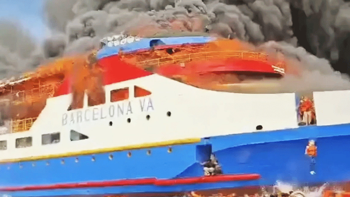 ইন্দোনেশিয়ায় মাঝসমুদ্রে যাত্রীবাহী ফেরিতে অগ্নিকাণ্ড, নিহত অন্তত ৫