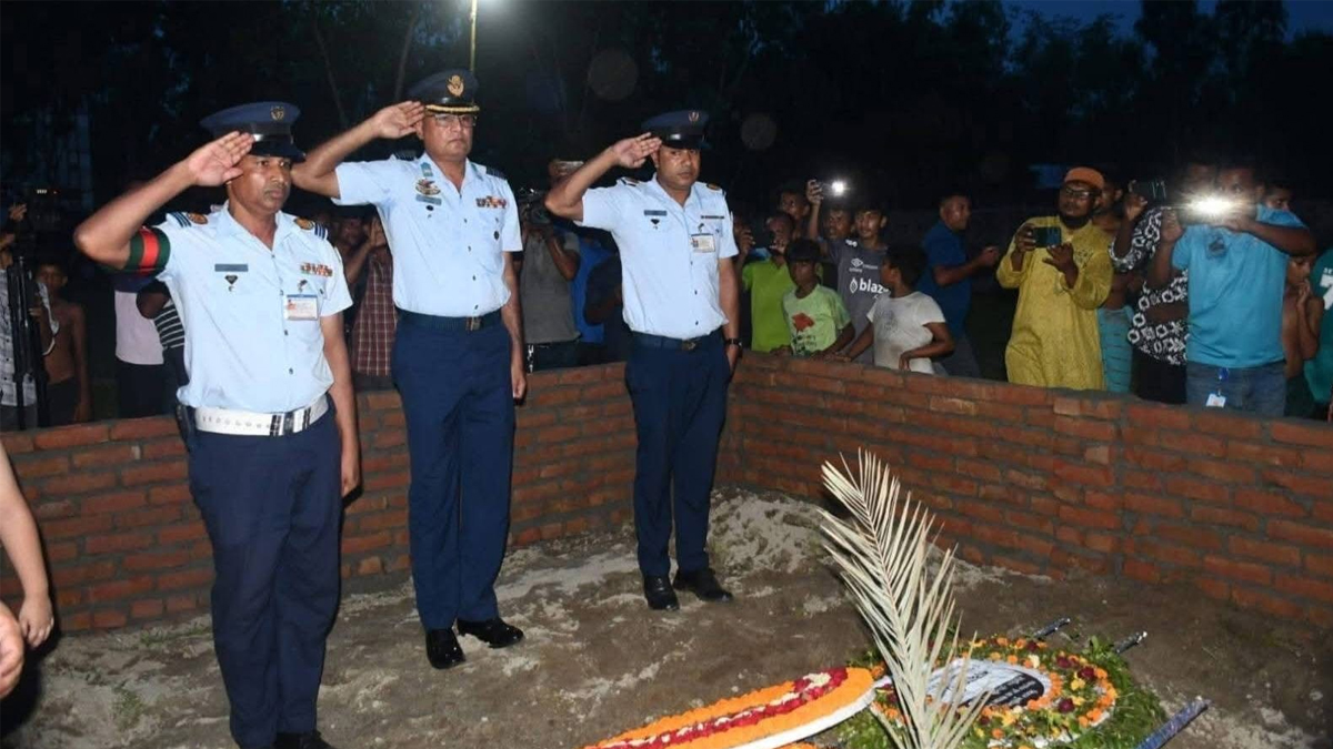 মাইলস্টোন শিক্ষিকা মাহরীন চৌধুরীর সমাধিতে বিমান বাহিনীর শ্রদ্ধা