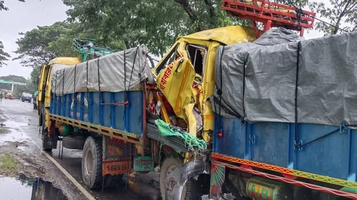 নাটোরে ট্রাকের পেছনে আরেক ট্রাকের ধাক্কায় নিহত ১