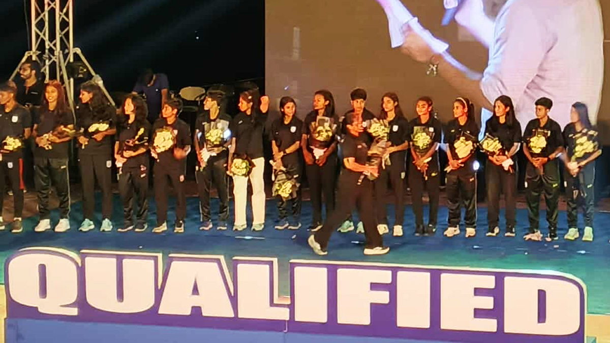 মধ্যরাতে নারী ফুটবলারদের জমকালো সংবর্ধনা