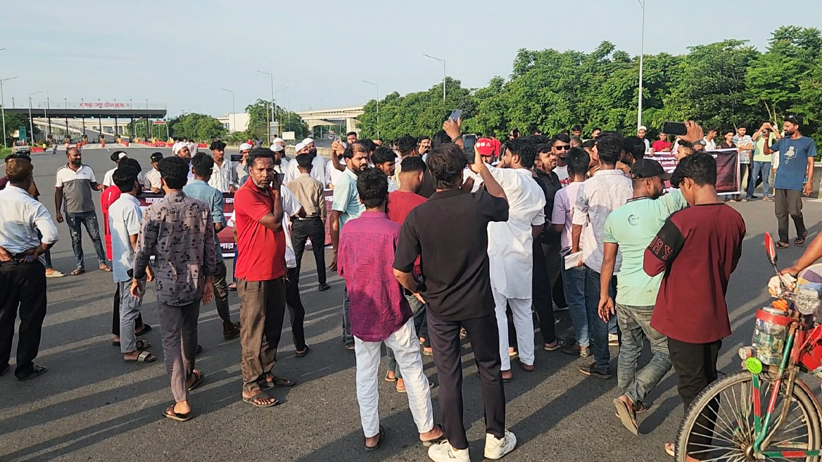 ব্যবসায়ী হত্যার প্রতিবাদে পদ্মা সেতু টোল প্লাজা অবরোধ, আধা ঘণ্টা পর চলাচল স্বাভাবিক