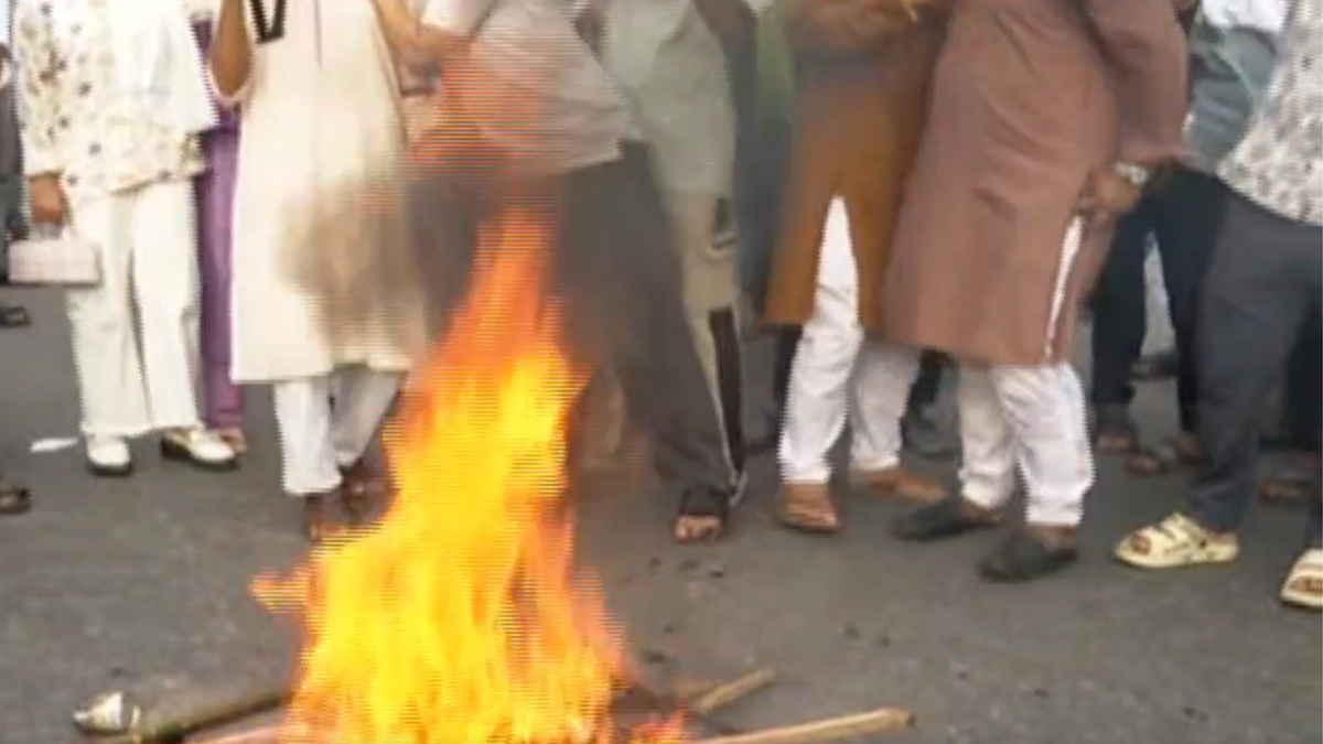 গোপালগঞ্জে হামলার প্রতিবাদে সিলেটে ছাত্র-জনতার সড়ক অবরোধ