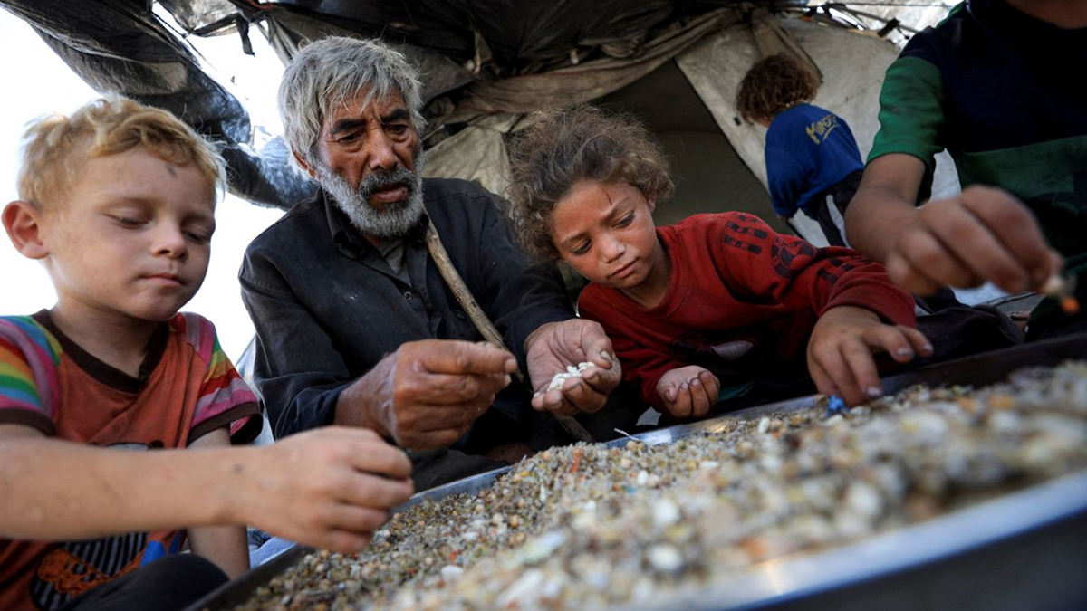 উদ্বৃত্ত খাবারের ওপর নির্ভর করে বেঁচে আছেন গাজাবাসীরা