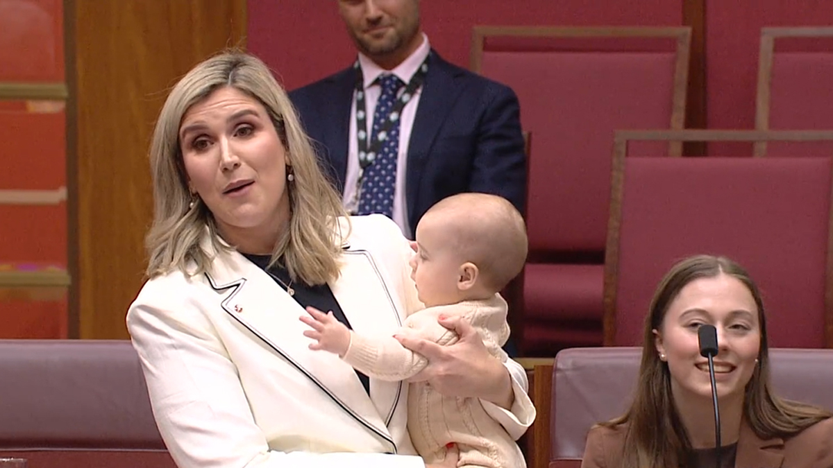 অস্ট্রেলিয়ায় সন্তান কোলে নিয়েই পার্লামেন্টে ভাষণ কুইন্সল্যান্ডের সিনেটরের