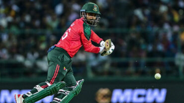 শুরুতেই উইকেট হারিয়ে চাপে বাংলাদেশ