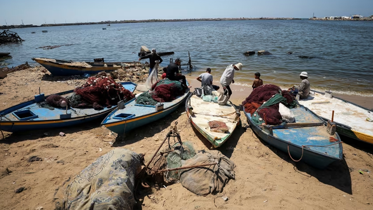 সমুদ্র থেকে মাছ ধরে ক্ষুধা নিবারণ করার পথও বন্ধ করে দিয়েছে ইসরায়েলি বাহিনী