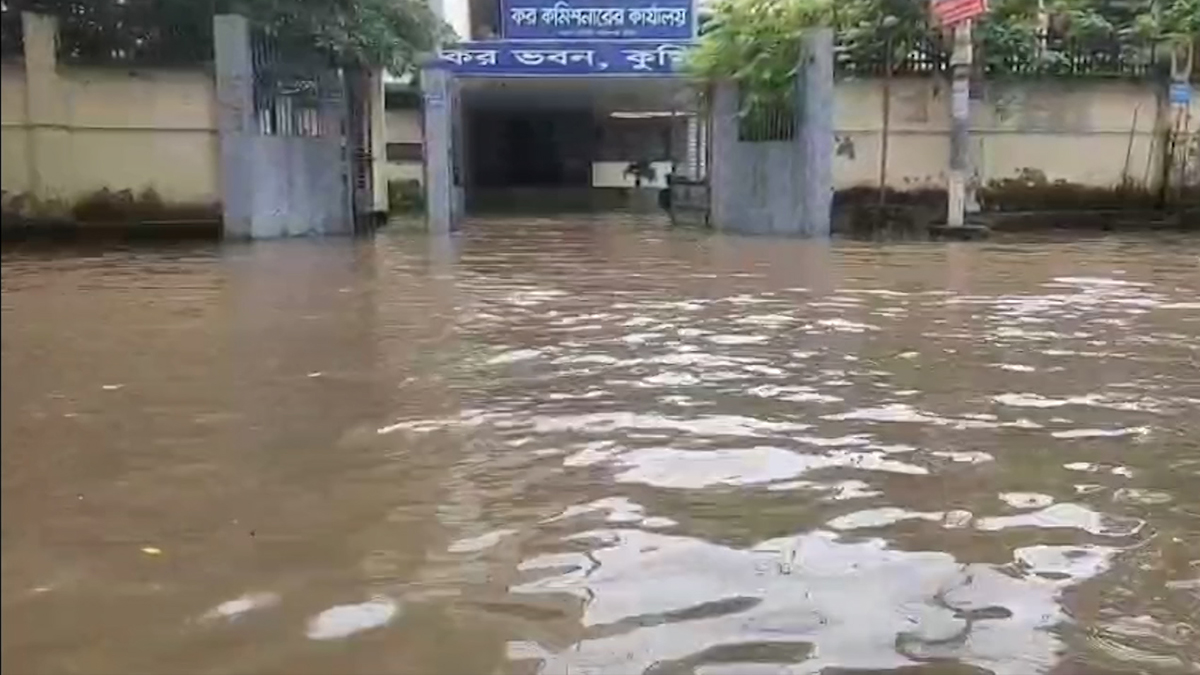 টানা বর্ষণে ভোগান্তিতে কুমিল্লাবাসী, স্থায়ী সমাধানের দাবি