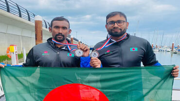 ৩৭ বছর পর ইংলিশ চ্যানেল পাড়ি দিলেন বাংলাদেশের দুই সাঁতারু