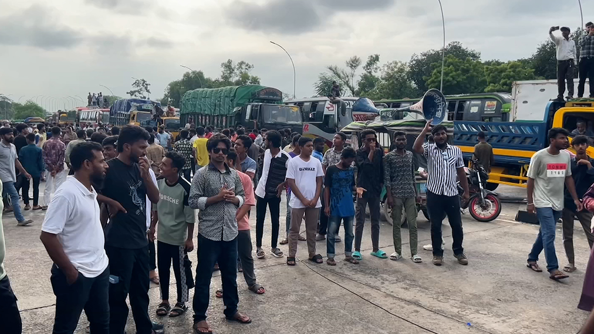 খুলনার প্রবেশদ্বার আটকে পুলিশ কমিশনারের পদত্যাগ দাবি