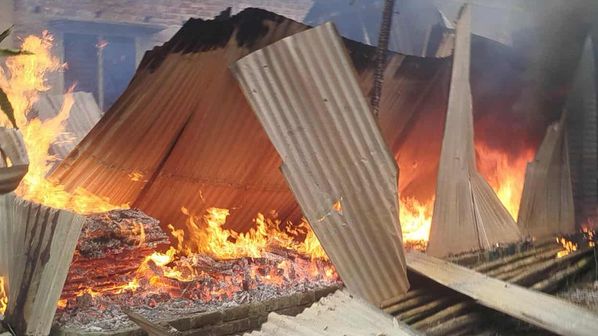 পাবনায় মসজিদ নির্মাণ নিয়ে সংঘর্ষে আহত ব্যক্তির মৃত্যু, ভাঙচুর-অগ্নিসংযোগ