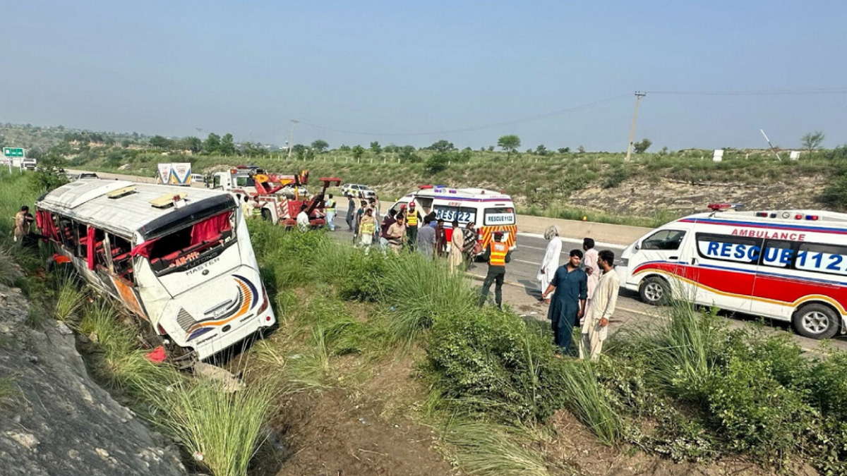 পাকিস্তানে ভয়াবহ বাস দুর্ঘটনা, নিহত ৮