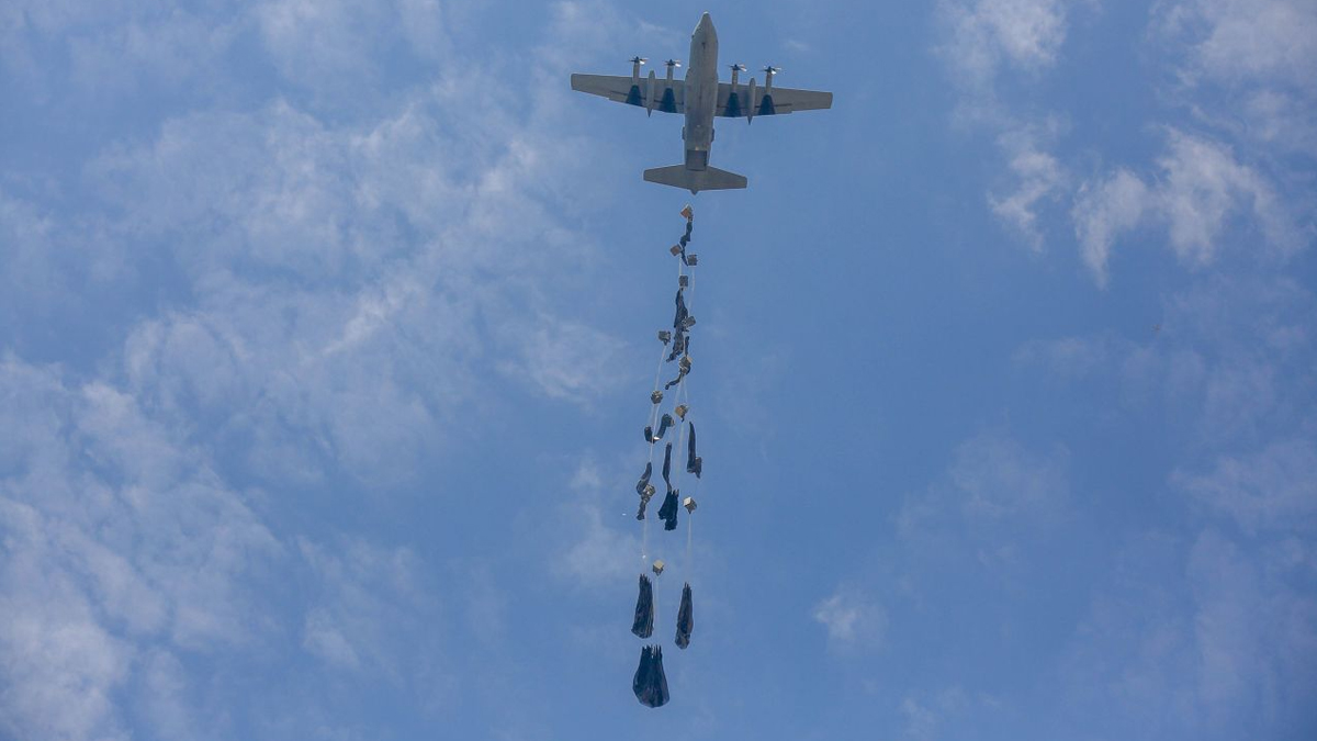 ’আমরা কুকুর নই’ গাজায় প্যারাসুটের মাধ্যমে ত্রাণ সহায়তার নিন্দা ফিলিস্তিনিদের