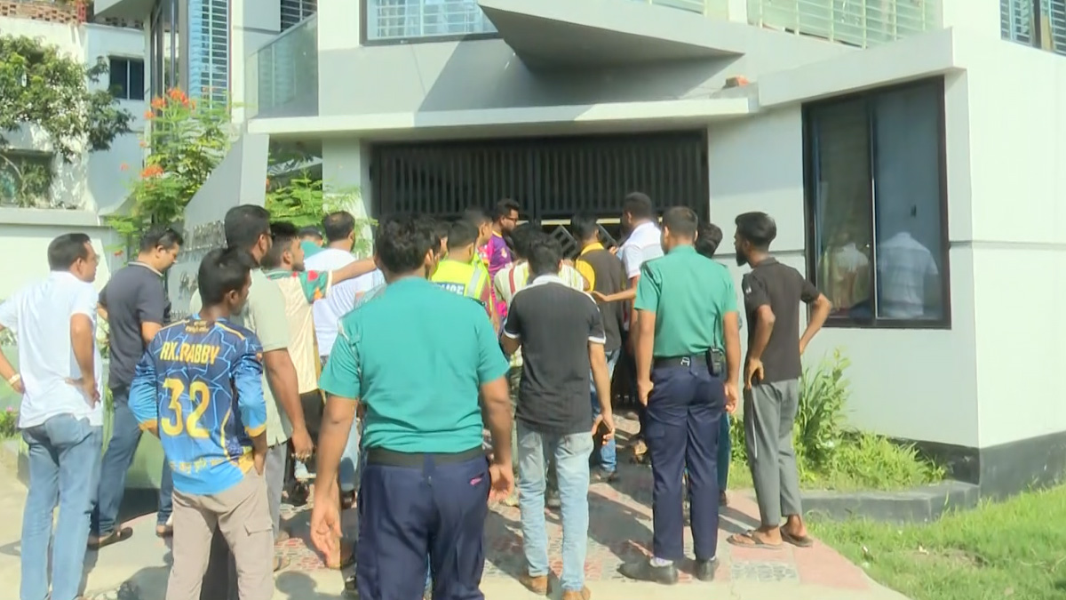 যুবলীগ নেতাকে ধরতে ভবন ঘেরাও, যুবদল নেতাকে ফোনে বললেন— ‘বহু দূরে আছি’