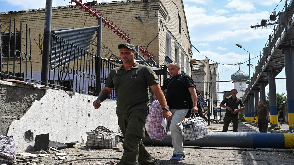 ইউক্রেনের কারাগারে রাশিয়ার হামলা, যুদ্ধ বন্ধে ট্রাম্পের হুঙ্কার