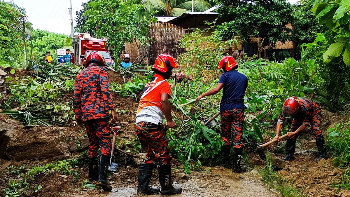 পাহাড় ধসে সাজেক-বাঘাইহাট সড়কে যোগাযোগ বিচ্ছিন্ন, আটকা চার শতাধিক পর্যটক