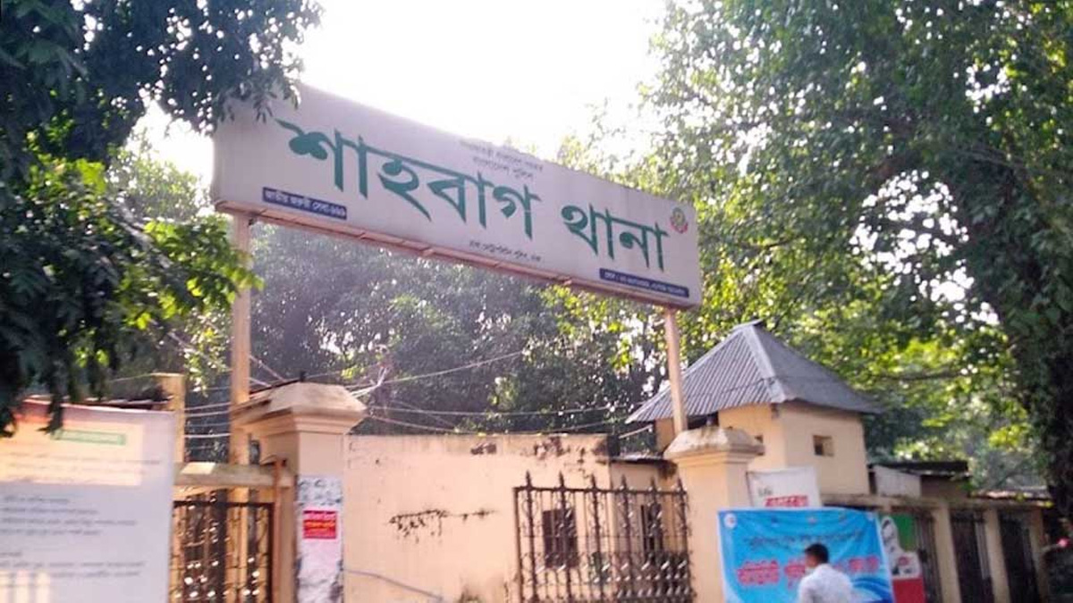 শাহবাগে দিনে-দুপুরে অস্ত্র ঠেকিয়ে আড়াই লাখ টাকা ছিনতাই