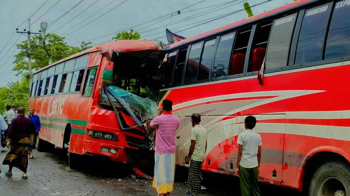 সাতক্ষীরায় দুই বাসের মুখোমুখি সংঘর্ষ