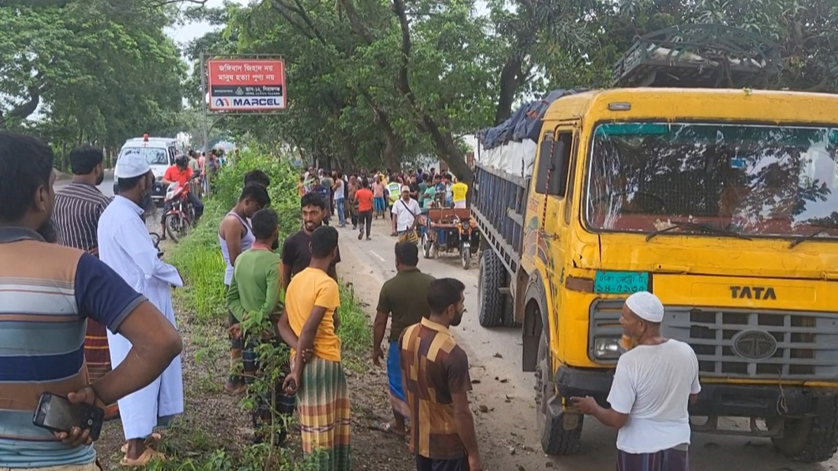সিরাজগঞ্জে ট্রাকচাপায় প্রাণ গেলো বাবা-ছেলের