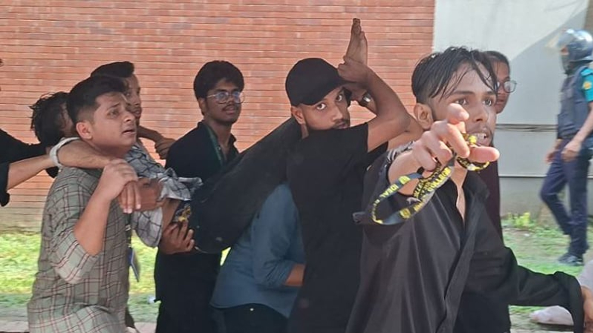 সচিবালয়ের সামনে পুলিশ-শিক্ষার্থী সংঘর্ষে আহত হয়ে ঢামেকে ৮০