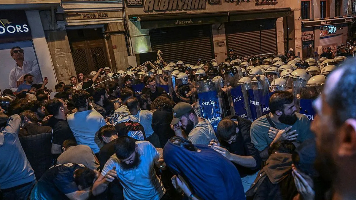 মহানবী (সা.) ও মুসা (আ.)-কে নিয়ে ব্যাঙ্গাত্মক চিত্র আঁকায় তুরস্কে চার কার্টুনিস্ট গ্রেফতার