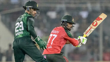 চার উইকেট হারিয়ে শুরুতেই ব্যাটিং বিপর্যয়ে বাংলাদেশ