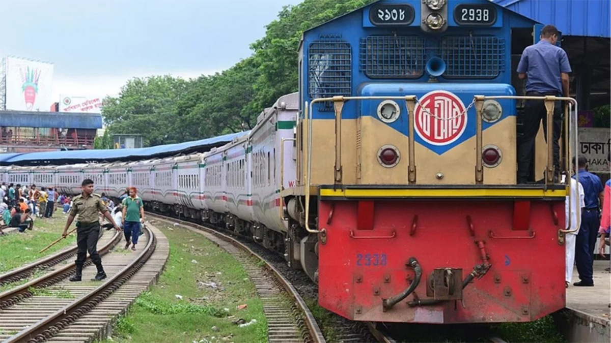ছাত্র-জনতাকে ঢাকায় আনতে ৮ জোড়া ট্রেন ভাড়া করলো সরকার