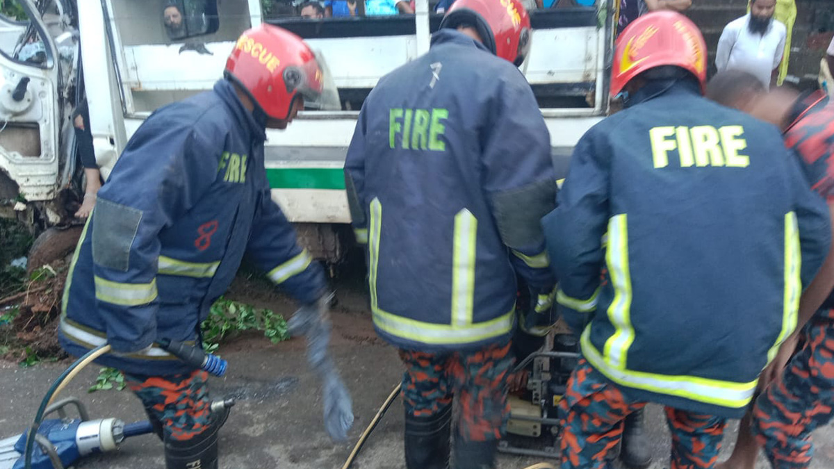 গাজীপুরে বৈদ্যুতিক খুঁটির সঙ্গে লেগুনার ধাক্কা, নিহত ১