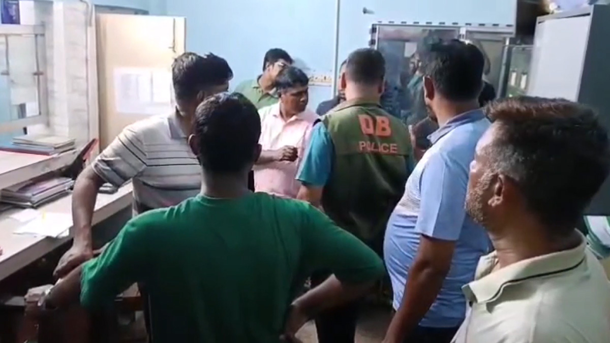 খুলনায় কৃষি ব্যাংকের ভল্ট ভেঙে ১৬ লাখ টাকা লুট, ৩ নিরাপত্তাকর্মী  আটক