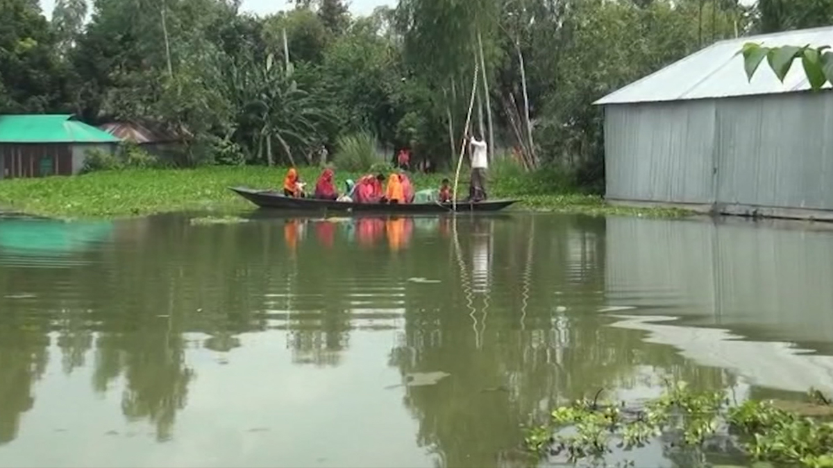 এখনও নিমজ্জিত লালমনিরহাটের নিম্নাঞ্চল, পানিবন্দি ৭ হাজার পরিবার