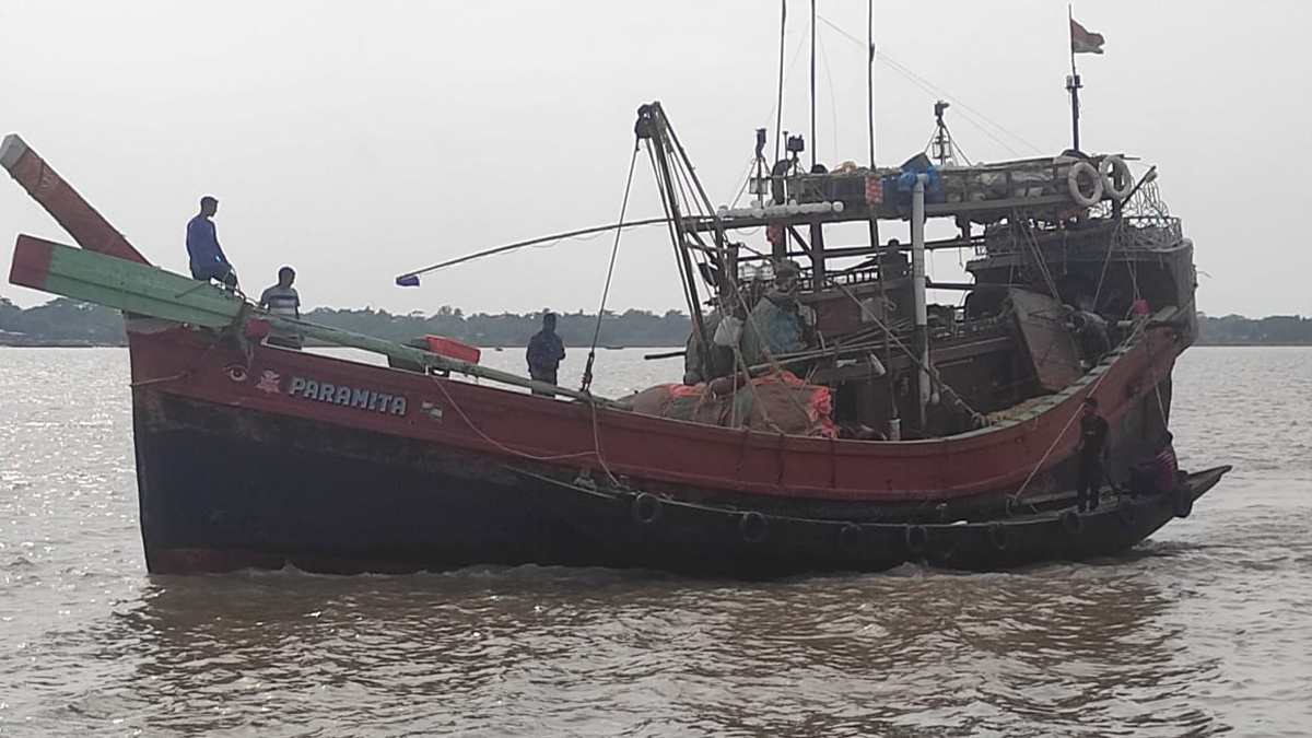 অবৈধ অনুপ্রবেশের দায়ে ভারতীয় ট্রলারসহ ১৪ জেলে আটক