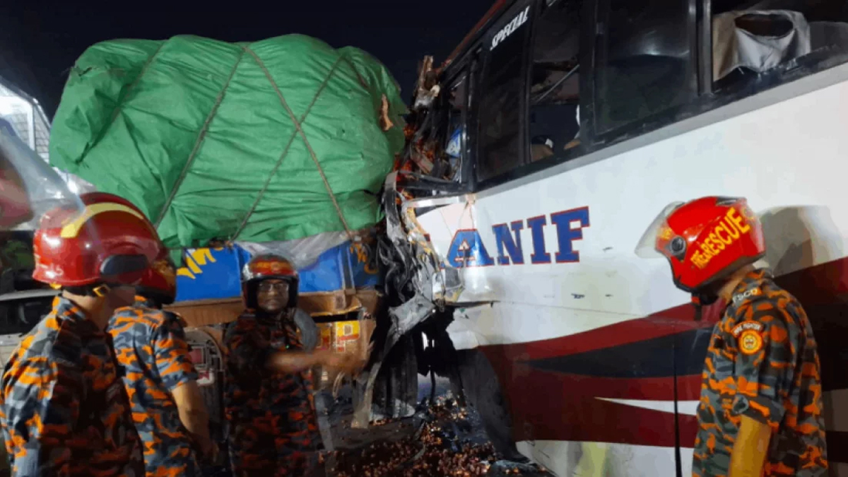 মুন্সিগঞ্জের সিরাজদীখানে বাস-ট্রাক সংঘর্ষে নিহত ১