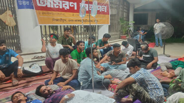 বেরোবিতে ছাত্র সংসদ নির্বাচনের দাবিতে আমরণ অনশন, অসুস্থ ২ শিক্ষার্থী