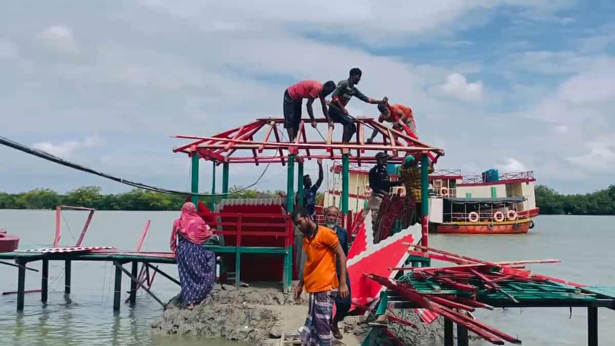 সুন্দরবন তীরে চর দখল করে গড়া রিসোর্ট গুঁড়িয়ে দিলো প্রশাসন