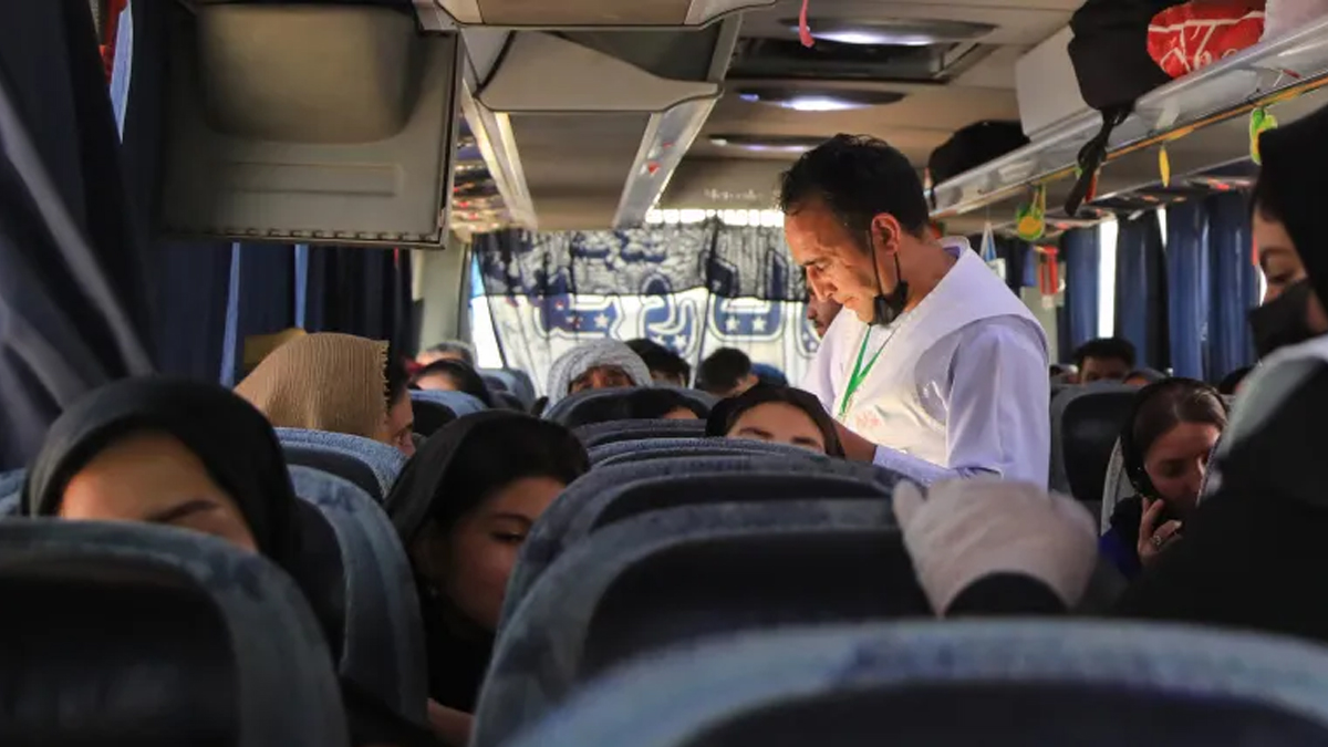 ইরান থেকে বিতাড়িত আফগান শরণার্থীদের বাস দুর্ঘটনার কবলে, নিহত ৭১