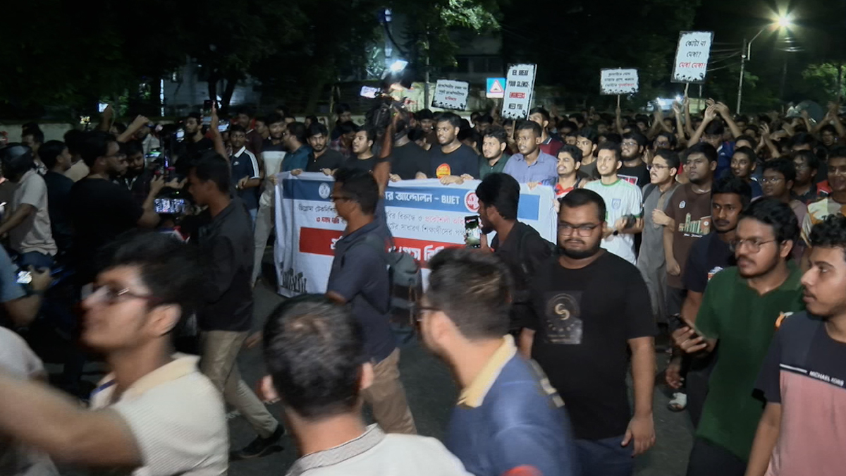 মধ্যরাতে বুয়েট শিক্ষার্থীদের বিক্ষোভ