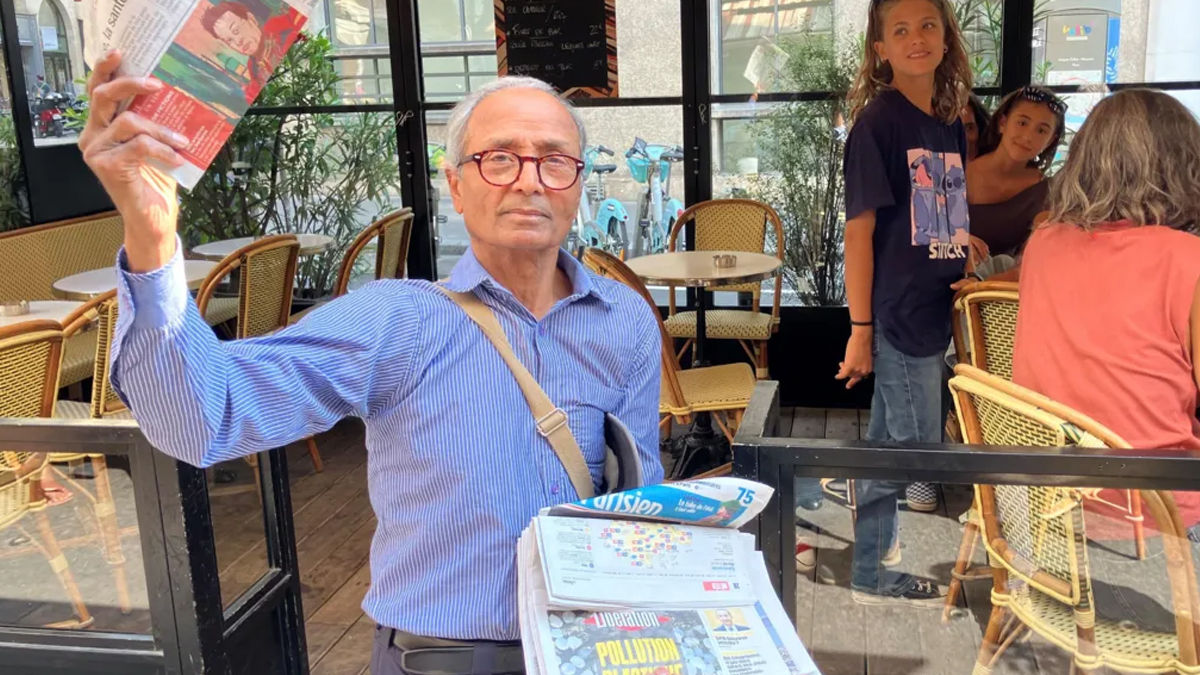 ফ্রান্সে সংবাদপত্রের ‘সর্বশেষ’ হকার আলি আকবরকে ‘অর্ডার অব মেরিট’ দিচ্ছেন ম্যাকরন