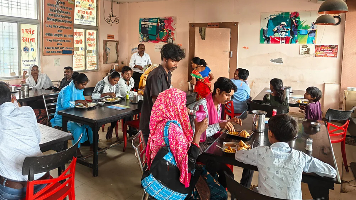 ভারতে যে ক্যাফেতে ময়লা দিয়েই মেলে খাবার