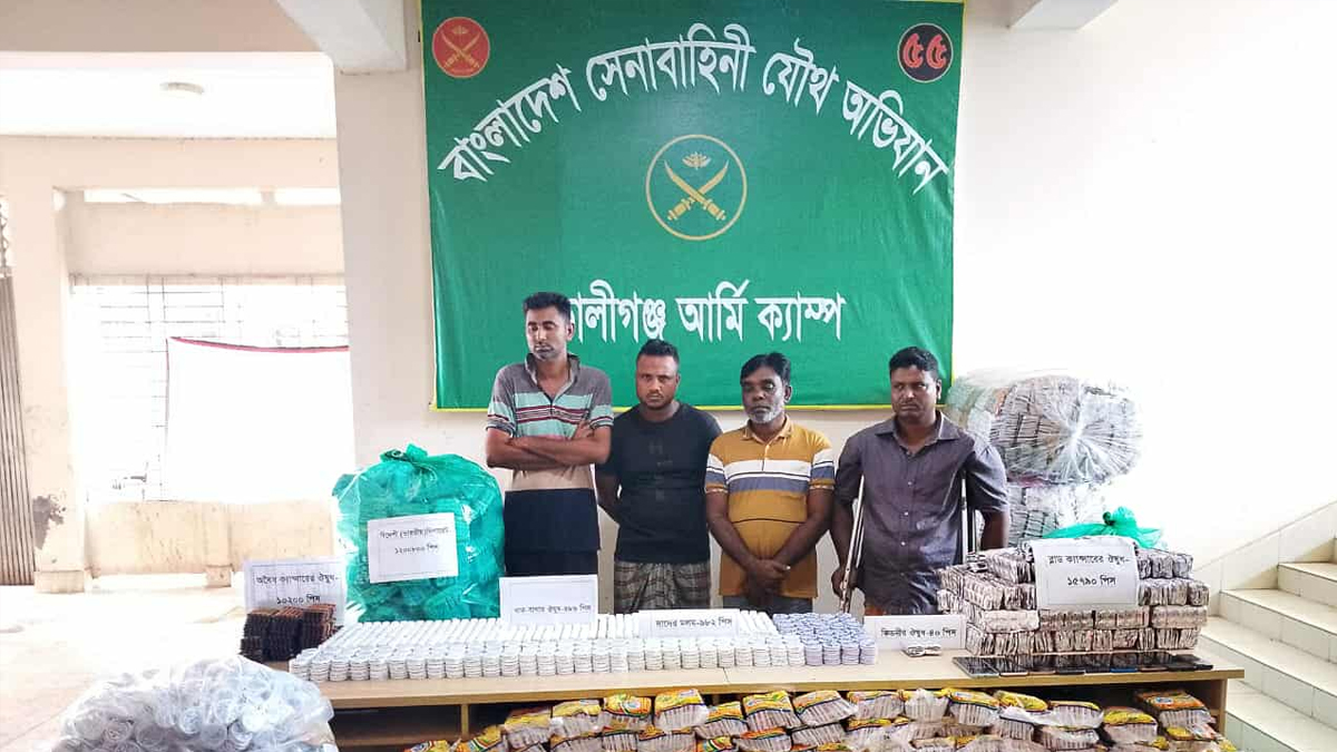 সাতক্ষীরায় চার চোরাকারবারী আটক করেছে সেনাবাহিনী