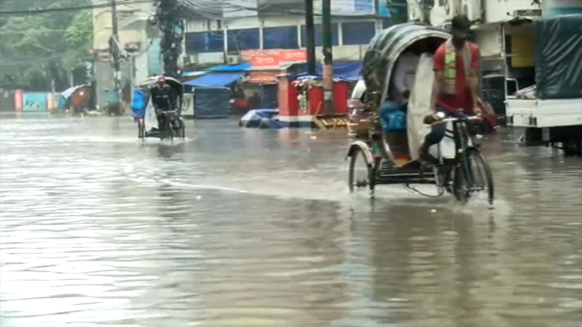 চট্টগ্রামে টানা বৃষ্টিতে জলাবদ্ধতা, দুর্ভোগে নগরবাসী
