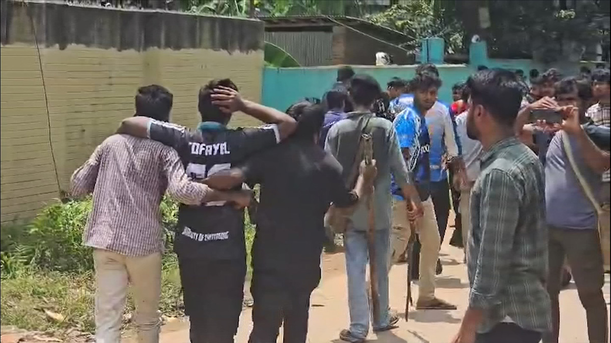 চবি শিক্ষার্থীদের সঙ্গে স্থানীয়দের ফের সংঘর্ষ, প্রক্টরসহ আহত কয়েকজন