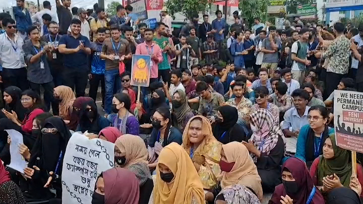 ৬ দাবিতে ফেনী বিশ্ববিদ্যালয়ের শিক্ষার্থীদের ঢাকা-চট্টগ্রাম মহাসড়ক অবরোধ