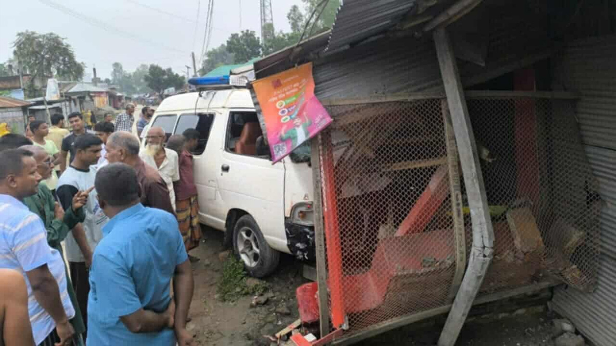 গাইবান্ধায় নিয়ন্ত্রণ হারিয়ে দোকানে ঢুকে পড়লো অ্যাম্বুলেন্স, যুবক নিহত