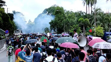 যমুনা অভিমুখে প্রকৌশলের শিক্ষার্থীরা, সাউন্ড গ্রেনেড-টিয়ারশেল নিক্ষেপ
