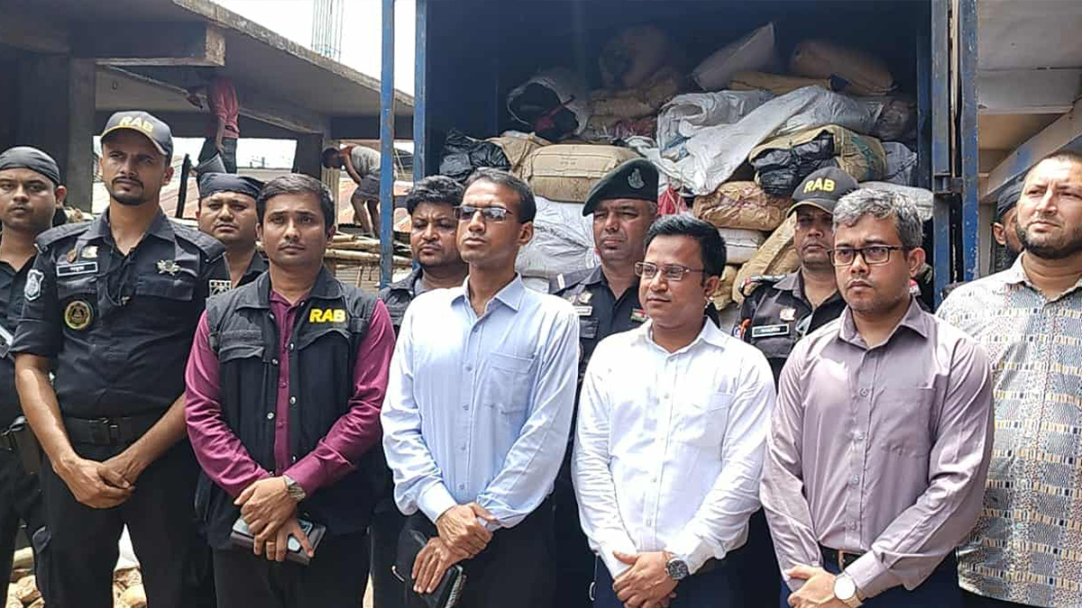 নোয়াখালীতে পলিথিন কারখানায় অভিযান, সাড়ে ৬ লাখ টাকা জরিমানা